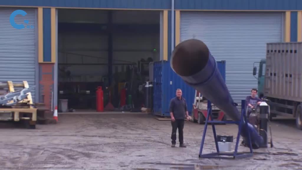 不可思议的涡环空气炮对准天空发射空气圈