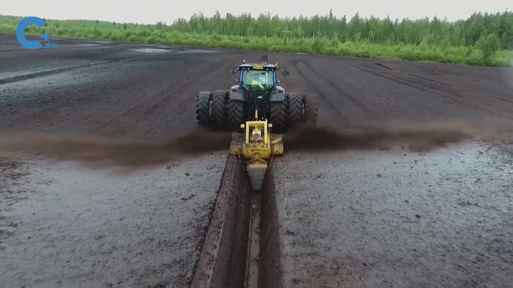 不可思议的螺旋式开沟机淤泥从两边高速喷出