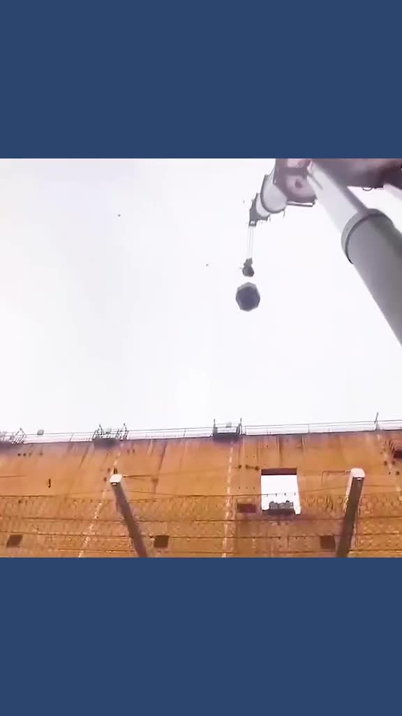 不可思议的高层防坠网可以承受住掉落的100公斤重物