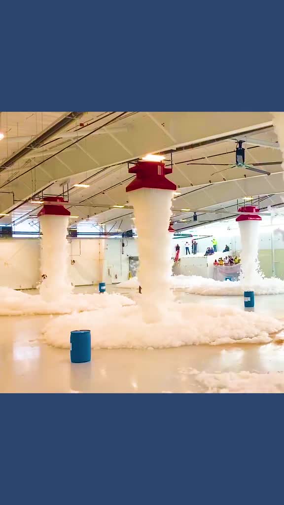 不可思议的泡沫灭火系统大量泡沫从房顶落下隔绝氧气消灭火灾