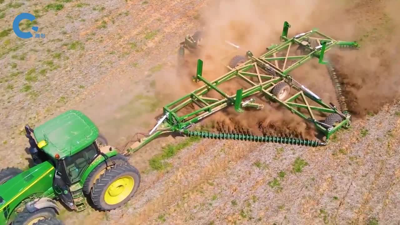 不可思议的圆盘链除草机四排圆盘翻滚在农田里把杂草连根清除