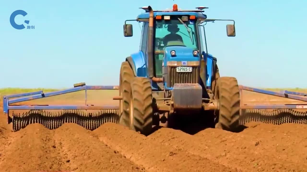 不可思议的挂式圆盘松土机自由翻滚在农田里轻松敲碎大土块