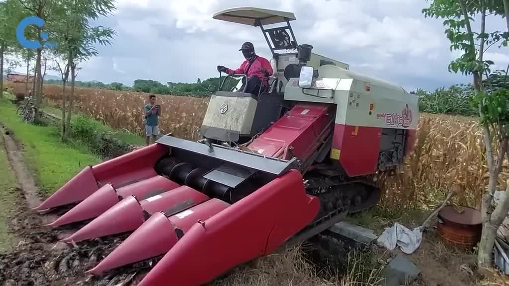 不可思议的玉米收割机安装有尖锐的大铲子
