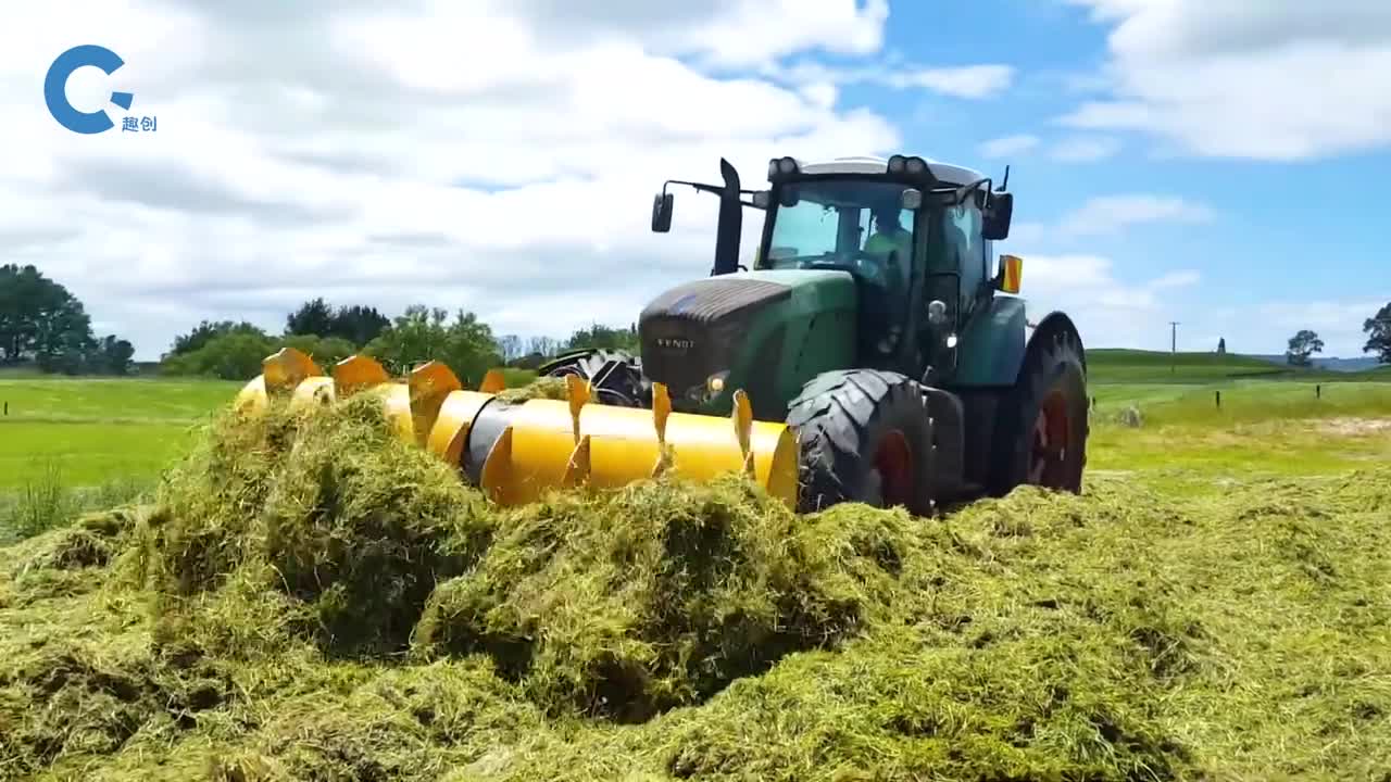 不可思议的狼牙滚筒机对准饲料翻搅碾压过去把它铺平压实