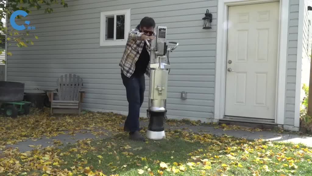 不可思议的夯地机运作起来一蹦一跳的