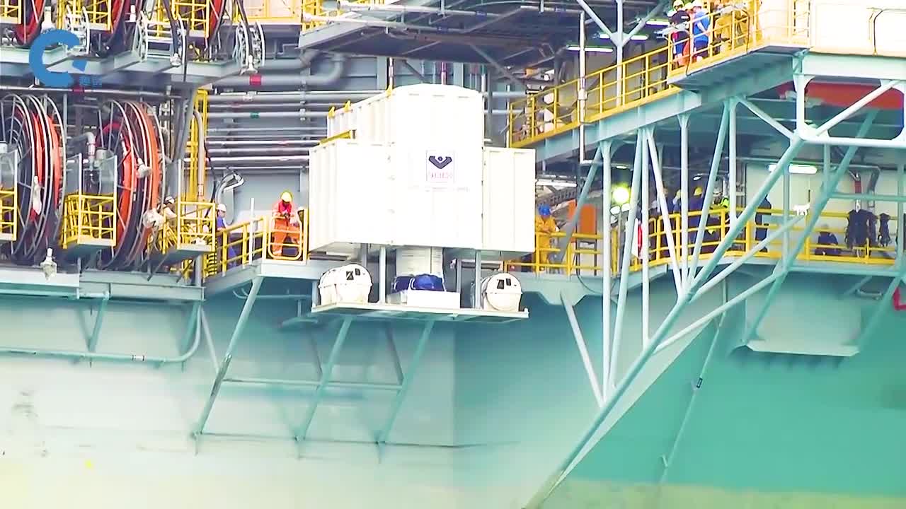 不可思议的钻井逃生滑梯从80米高的平台上降下来