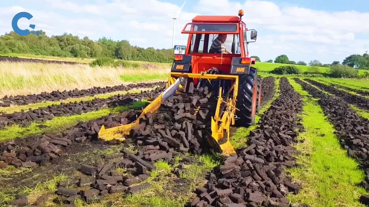 不可思议的履带翻土机把满地的黑色土块翻转一遍