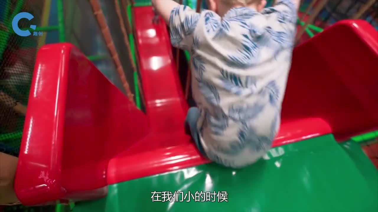 300米高空的天空滑梯你玩过吗悬挂在大楼外部惊险又刺激