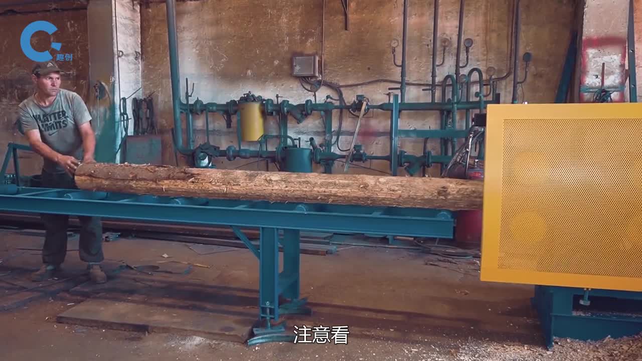 不可思议的原木去皮机工作起来就像削笔器