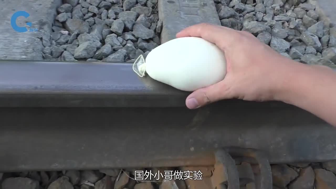 作死老外做实验将非牛顿流体放在火车轨道上碾压会发生什么
