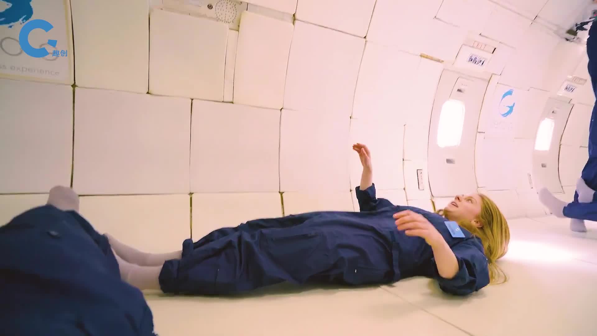 不可思议的零重力飞机在7000米以上的高空按照抛物线轨迹