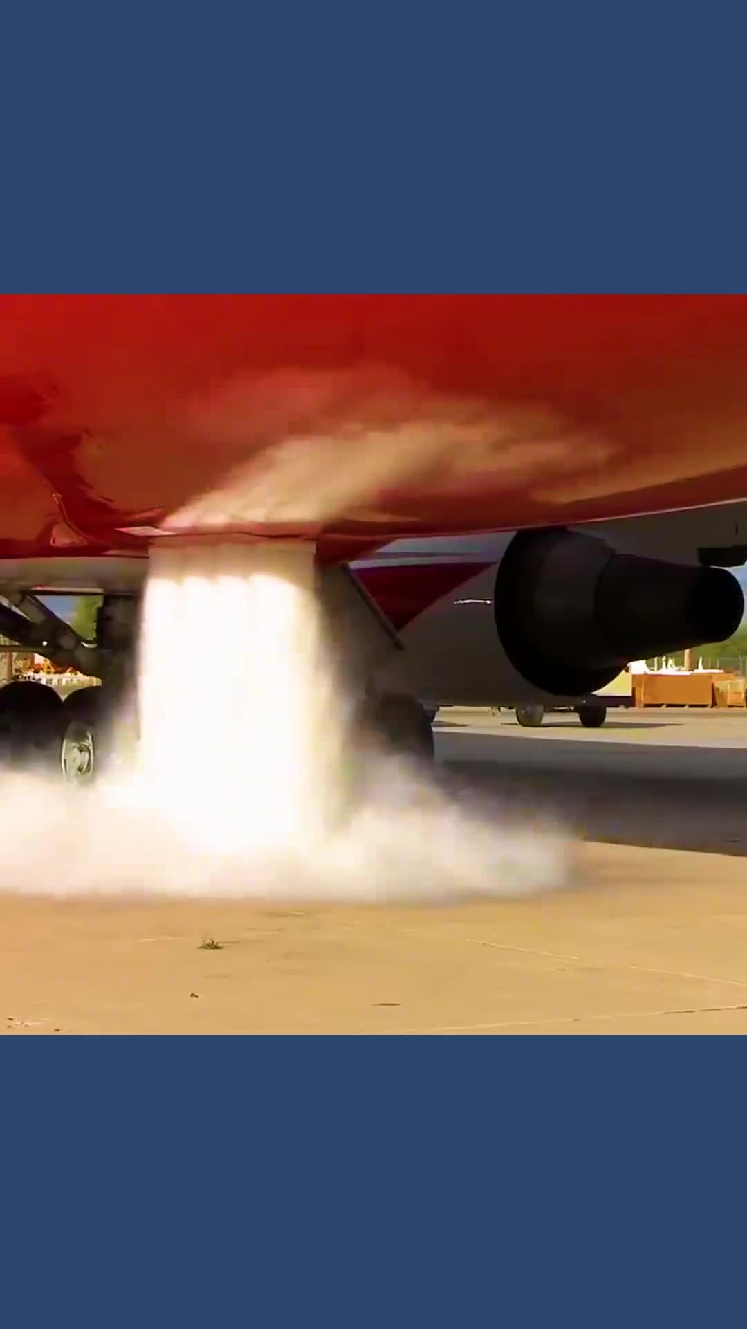 不可思议的消防飞机贴着水面飞行一段距离就能加满水