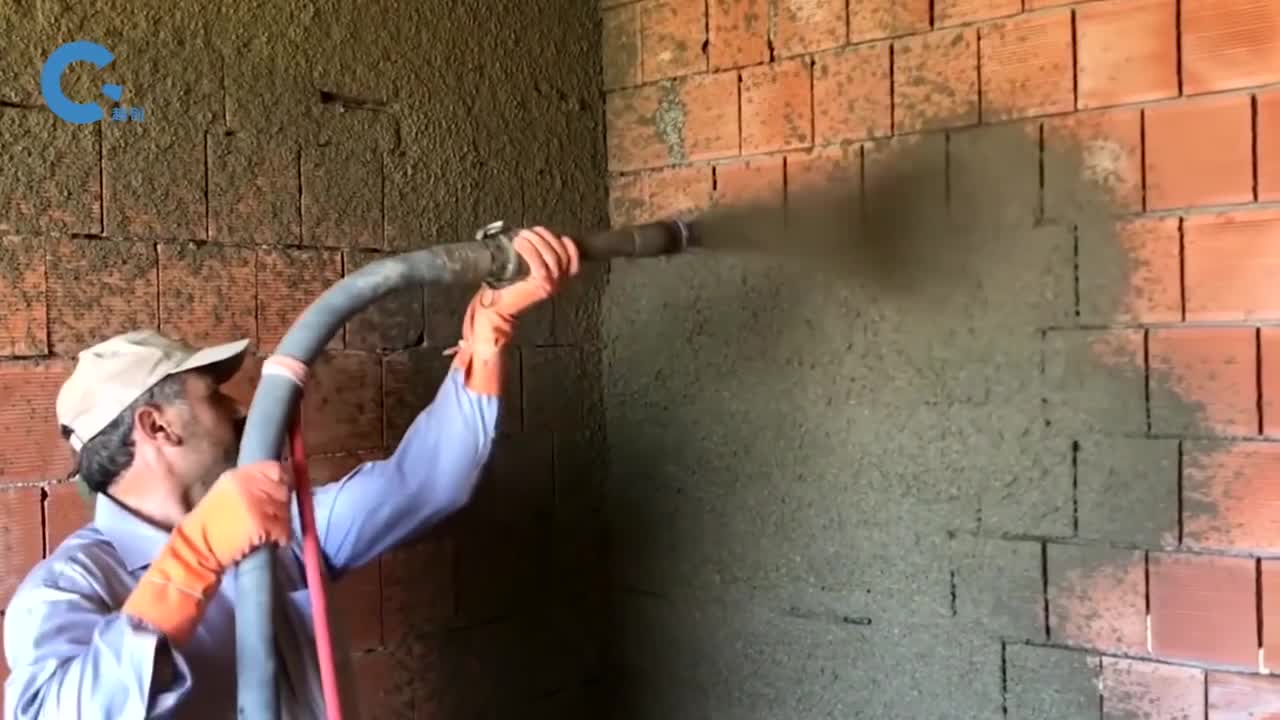 不可思议的喷浆工艺扛着管道把水泥喷到墙面上