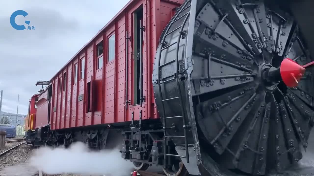 不可思议的蒸汽式吹雪车把积雪卷入机器再吹出去