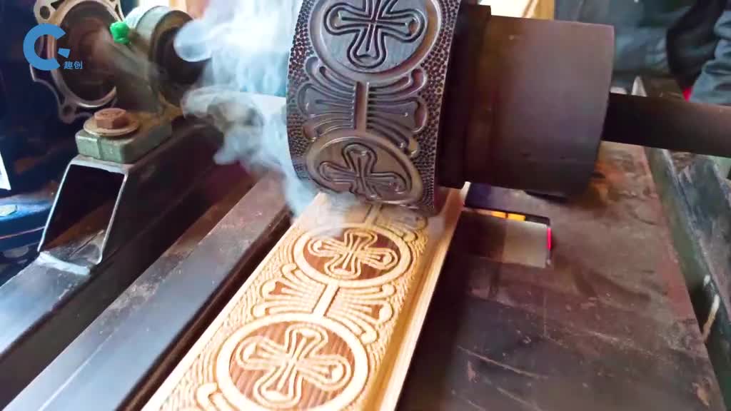 什么是热滚花工艺高温滚筒在木板上压过去就能烙上精美的花纹