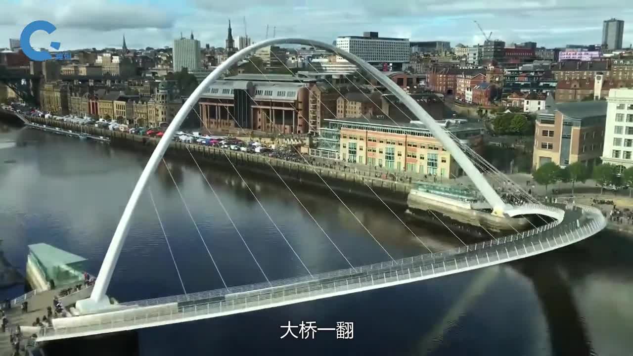 会翻转的大桥一看见船就立马翻脸竟还有人敢上去骑摩托