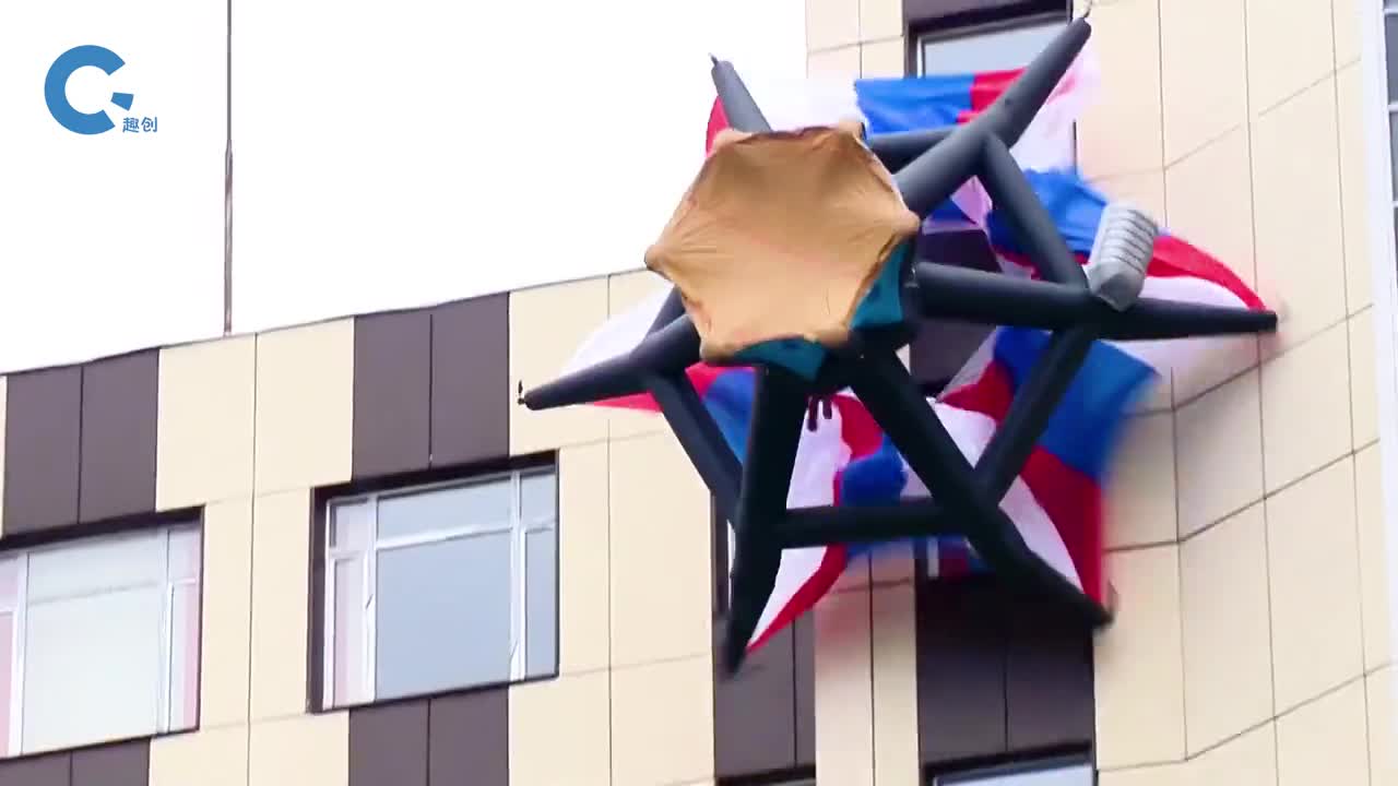 不可思议的高层逃生降落伞让人们坐着降落伞逃生