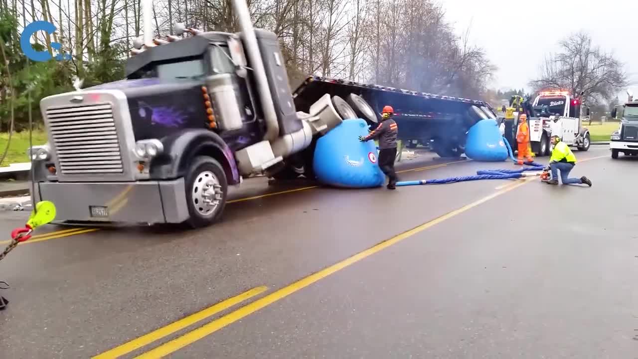 不可思议的气囊式千斤顶专门拯救侧翻车辆