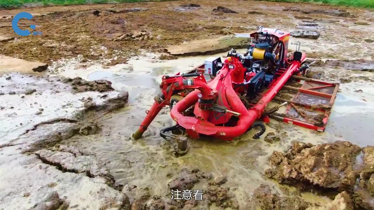 不可思议的两栖搅拌车专门用于搅拌动物粪便