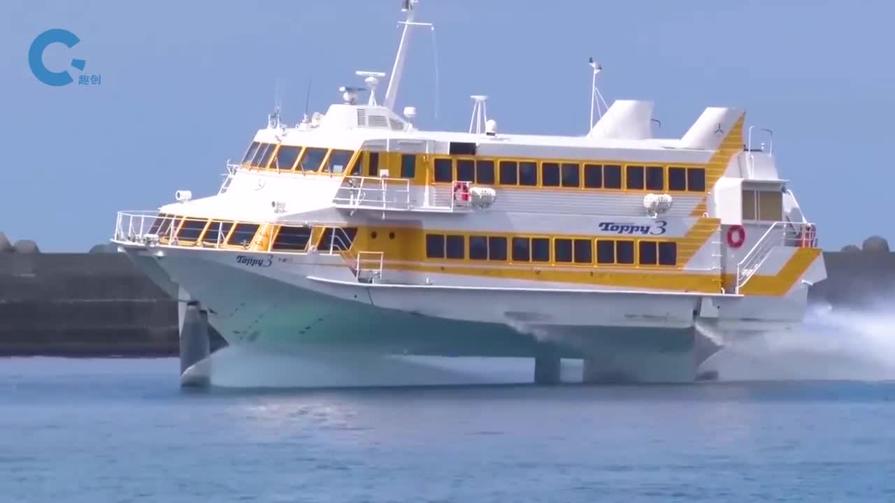 不可思议的水翼船把船体上升出水面行驶又快又稳定