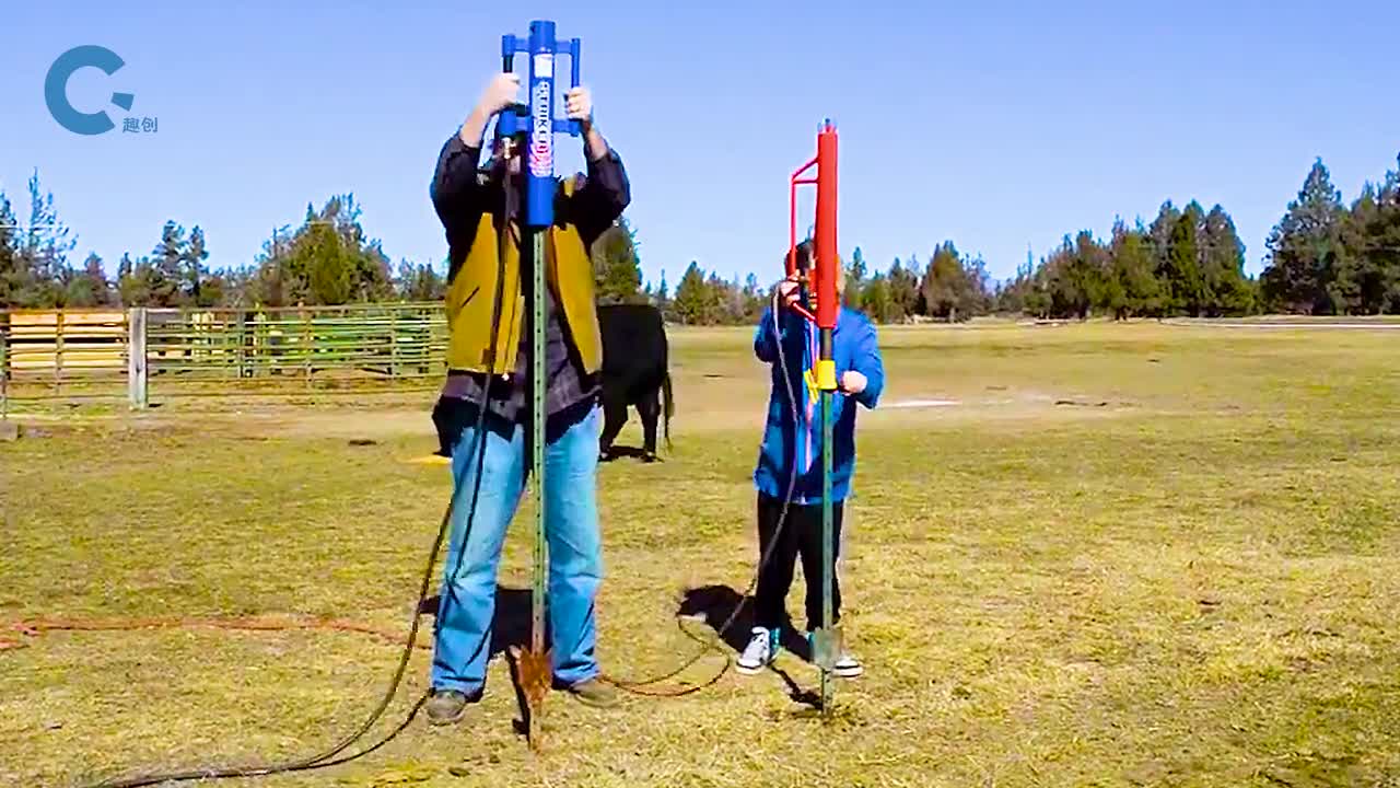 不可思议的气动打桩机压缩气体推着它上下跳跃把桩子砸进地下