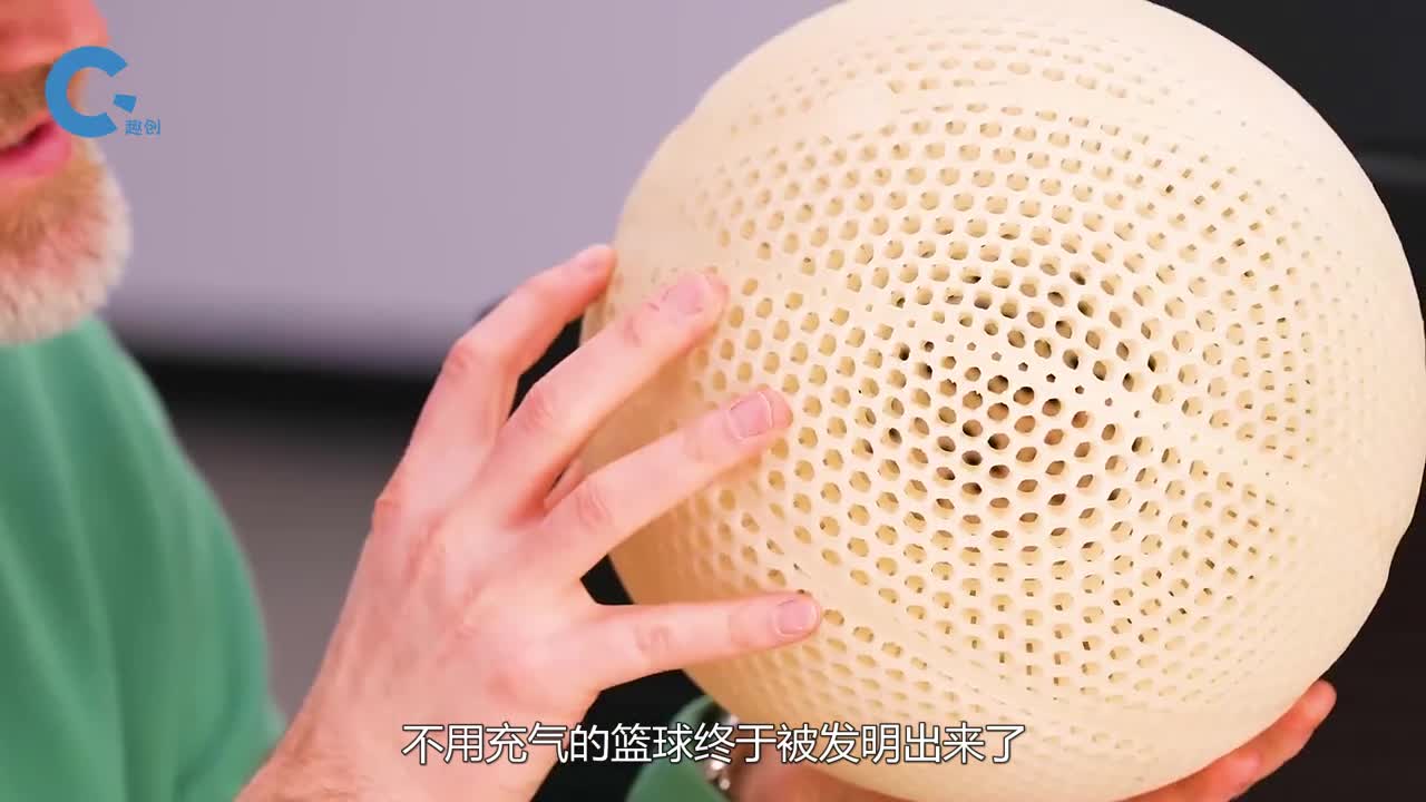 不可思议的无气篮球拍打时几乎没声音反弹高度和传统篮球相同