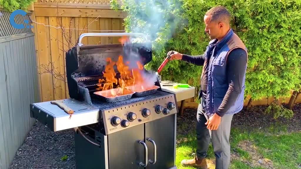 一根喷着烟雾的棒子如何灭火对准火焰就能带走氧气