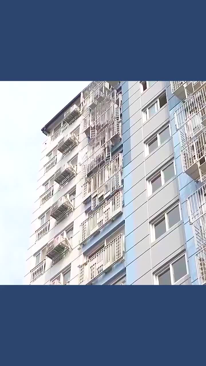 不可思议的变形防盗窗火灾时一连串的打开变成一条逃生楼梯