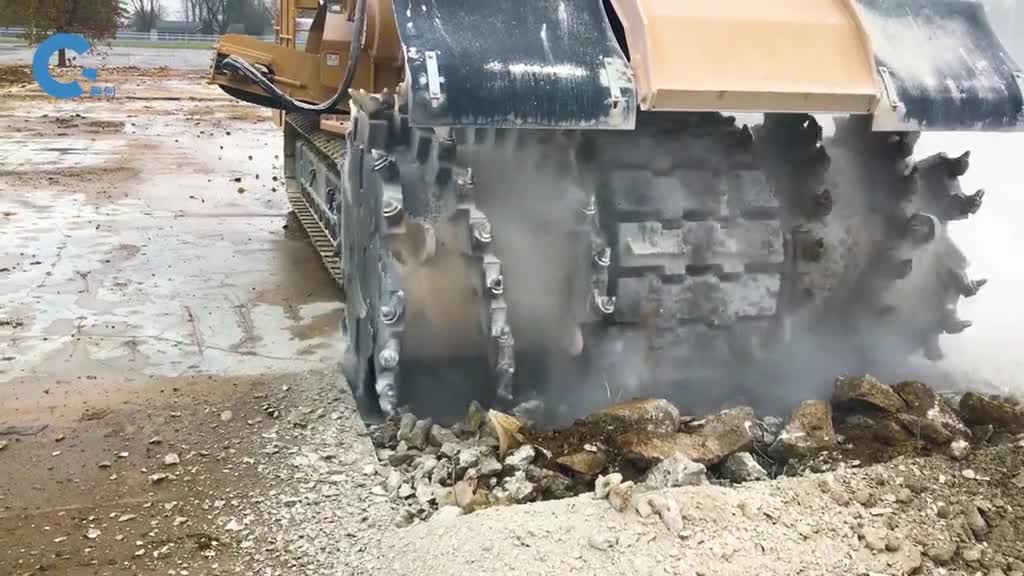 不可思议的路面破碎机锯齿滚筒翻滚着搅碎路面