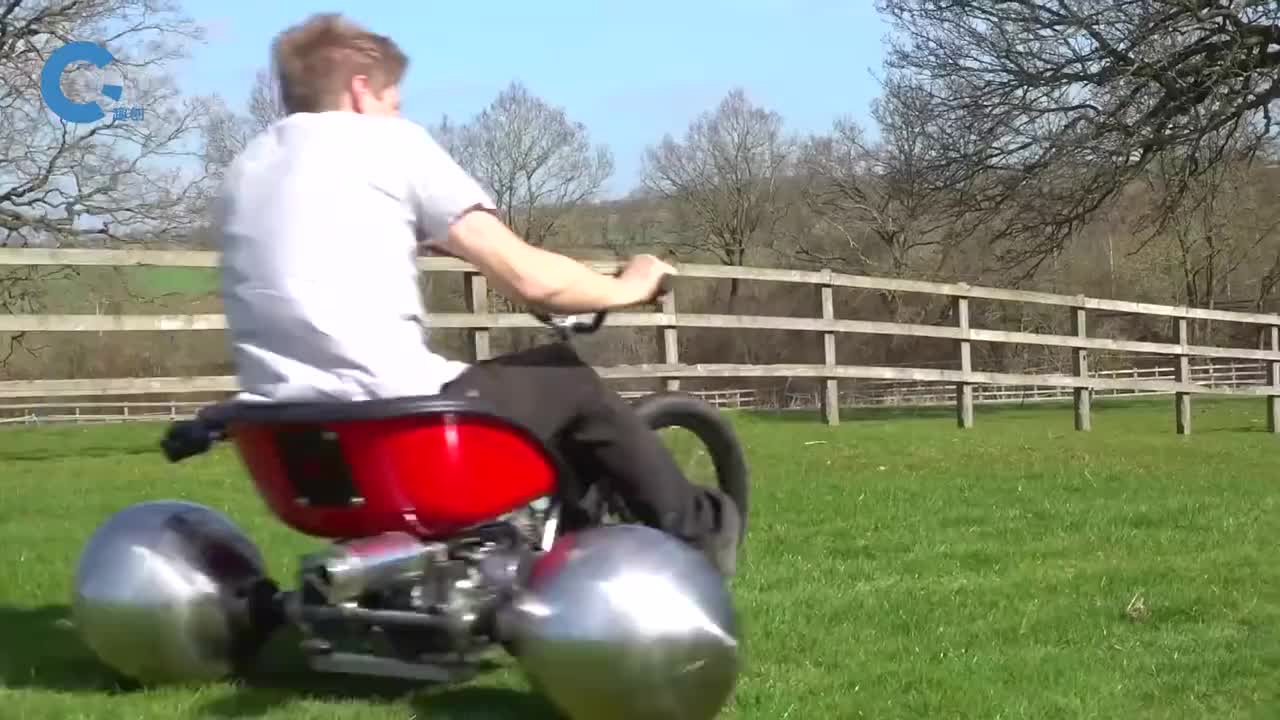 国外牛人改装奇葩摩托车铁球轮胎的设计在草地上玩漂移