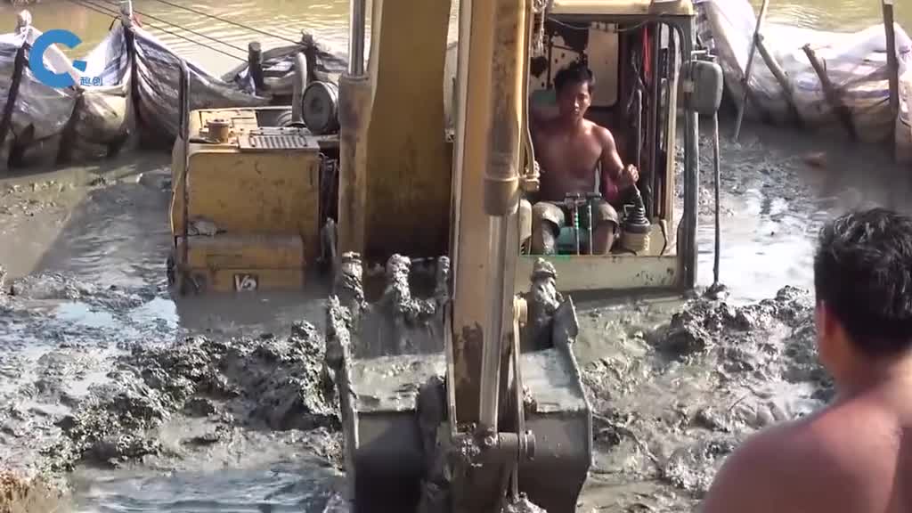 国外发明水陆两栖挖掘机轻松治理河道淤泥