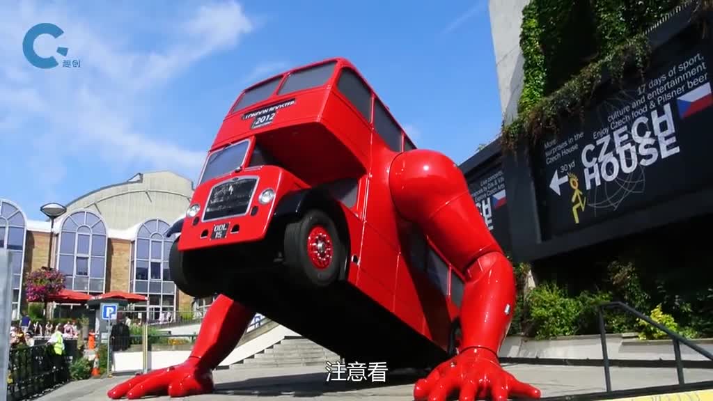 能做俯卧撑的双层大巴拥有发达的肱二头肌全球仅此一辆