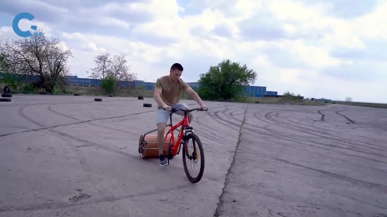 国外牛人制作滚筒漂移车可轻松实现甩尾漂移