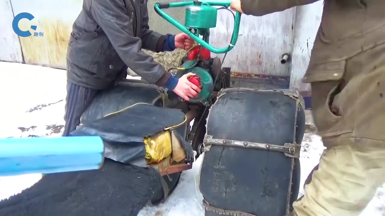 牛人自制雪地摩托发动起来拉都拉不住