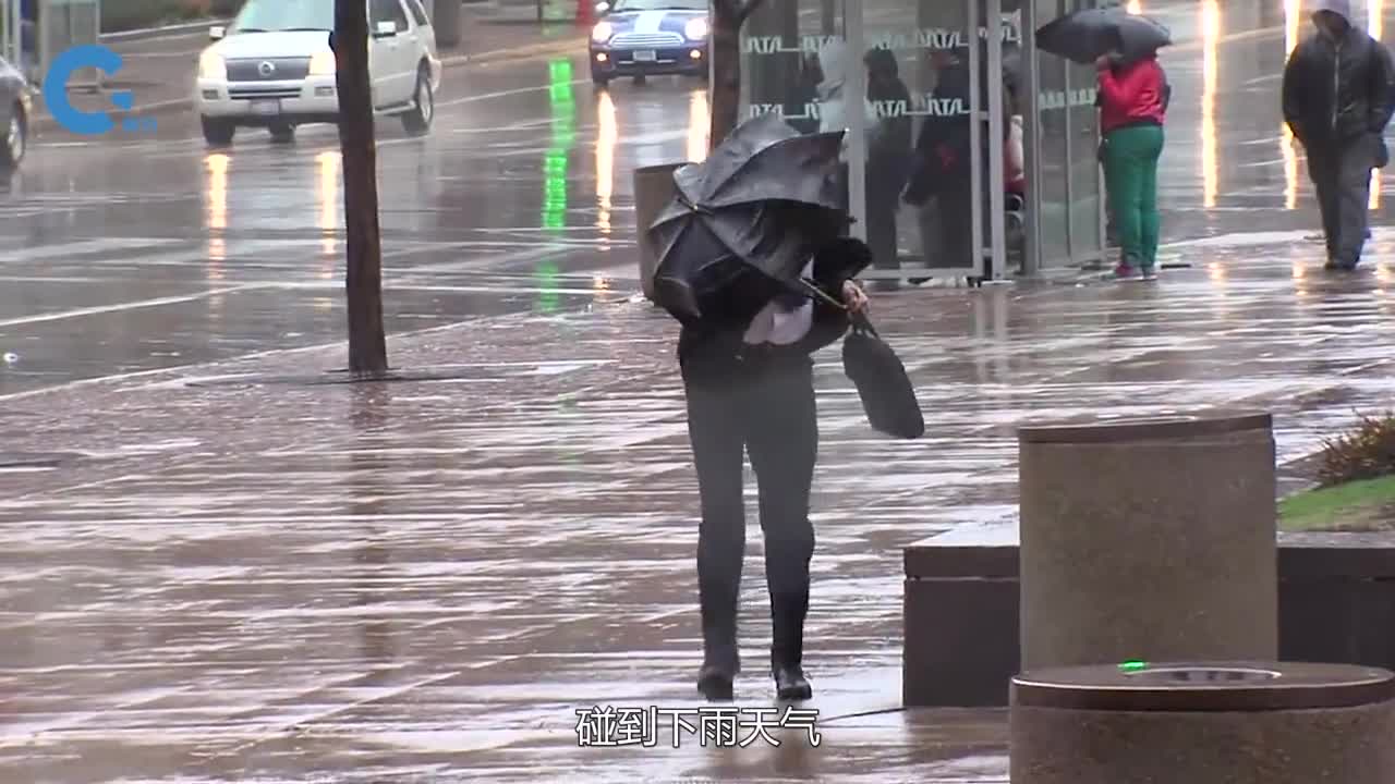 小伙发明隐形雨伞用气流推开雨水撑着它在街上不会被揍