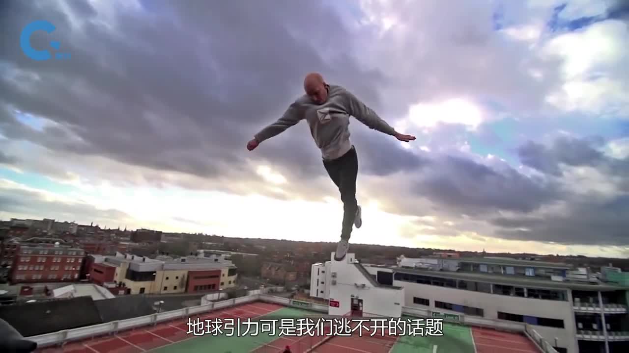 老外作死挑战打破重力360度跑一圈他能成功吗