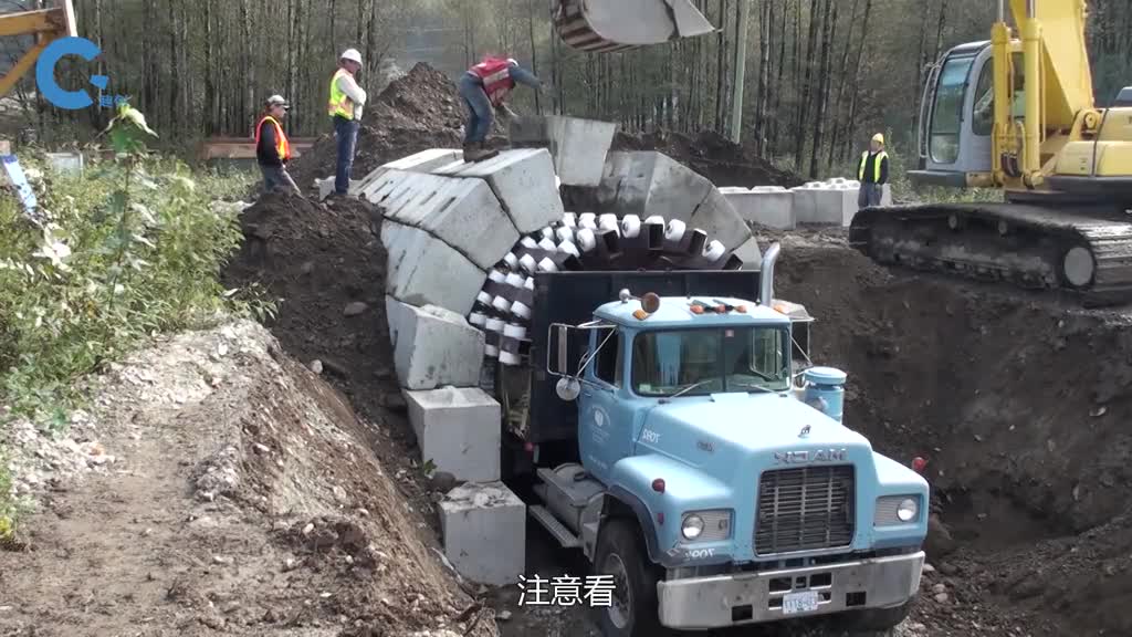 神奇的修隧道卡车把梯形砖块码放好隧道就搭建完了