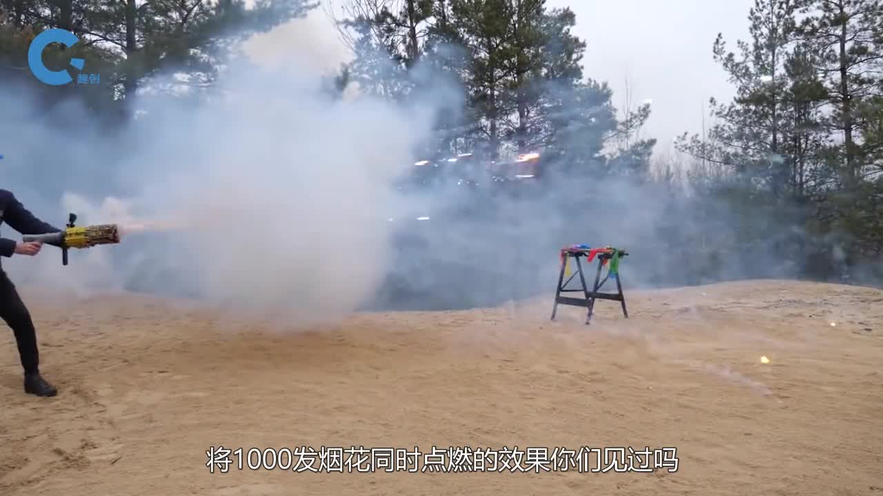 印度小哥作死亲测将1000发烟花绑在竹竿上点燃后的效果十分惊艳