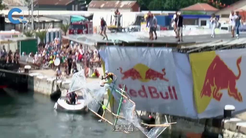 国外举办奇葩飞行器大赛从十米高跳台起飞