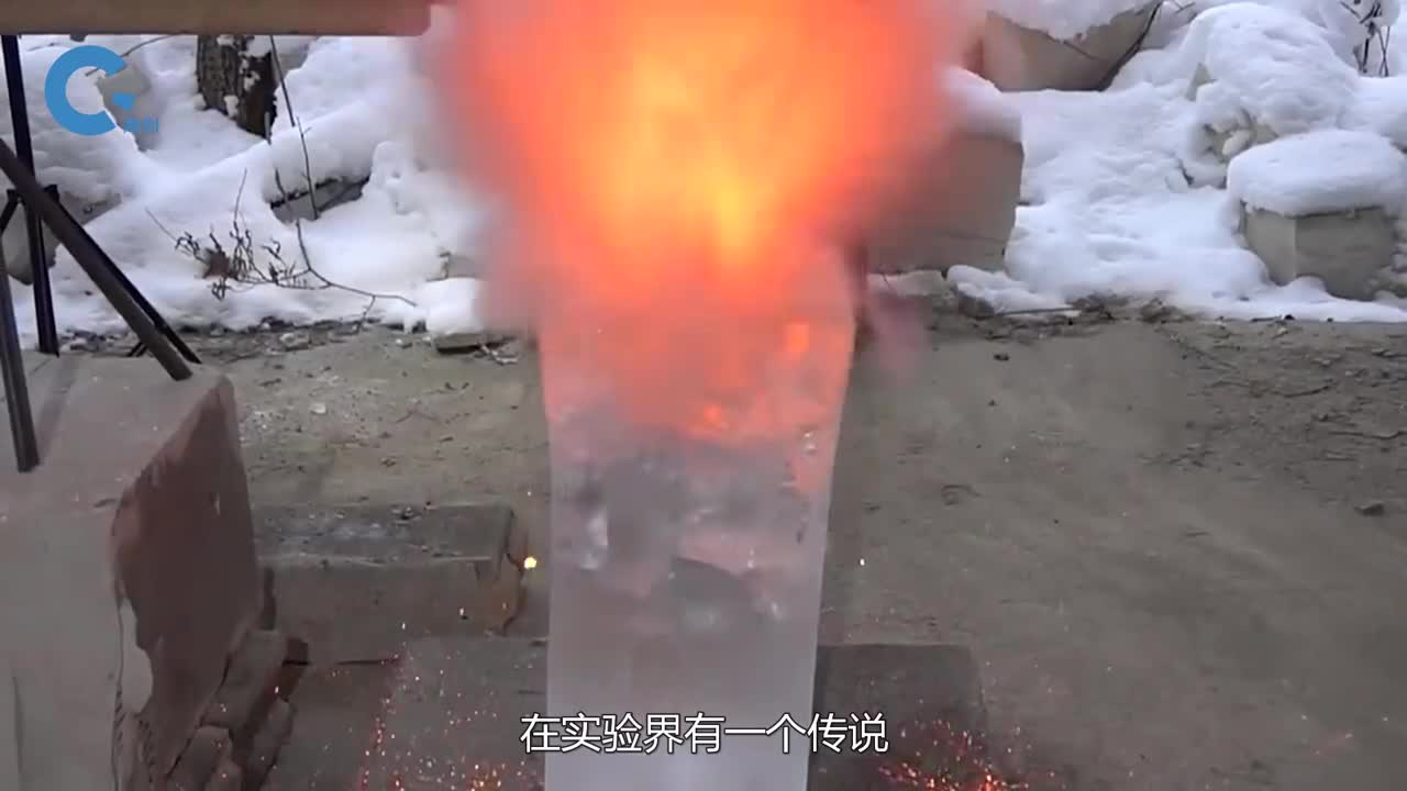 玻璃水晶遇到高温熔岩会发生什么接触的瞬间场面太霸气