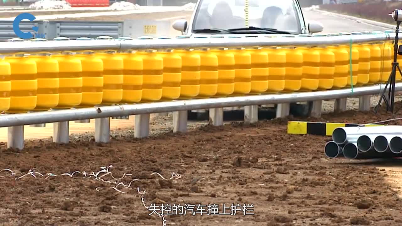 带滚筒的防撞栏有效缓冲汽车冲击将伤害降到最低