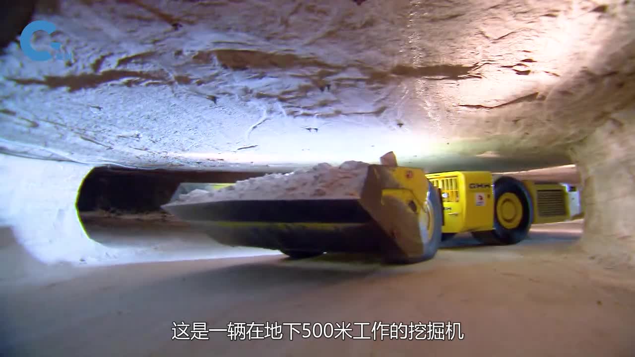 在地下500米工作的挖掘机驾驶室被藏了起来高度仅18米