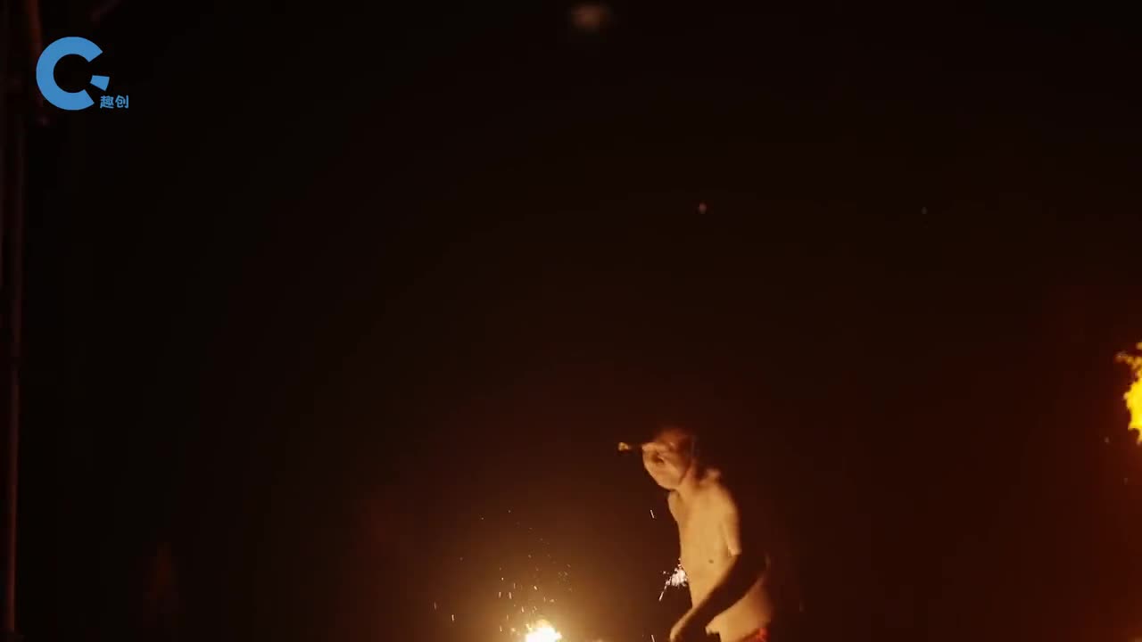 将1600度高温的铁水打上天空一瞬间照亮夜空