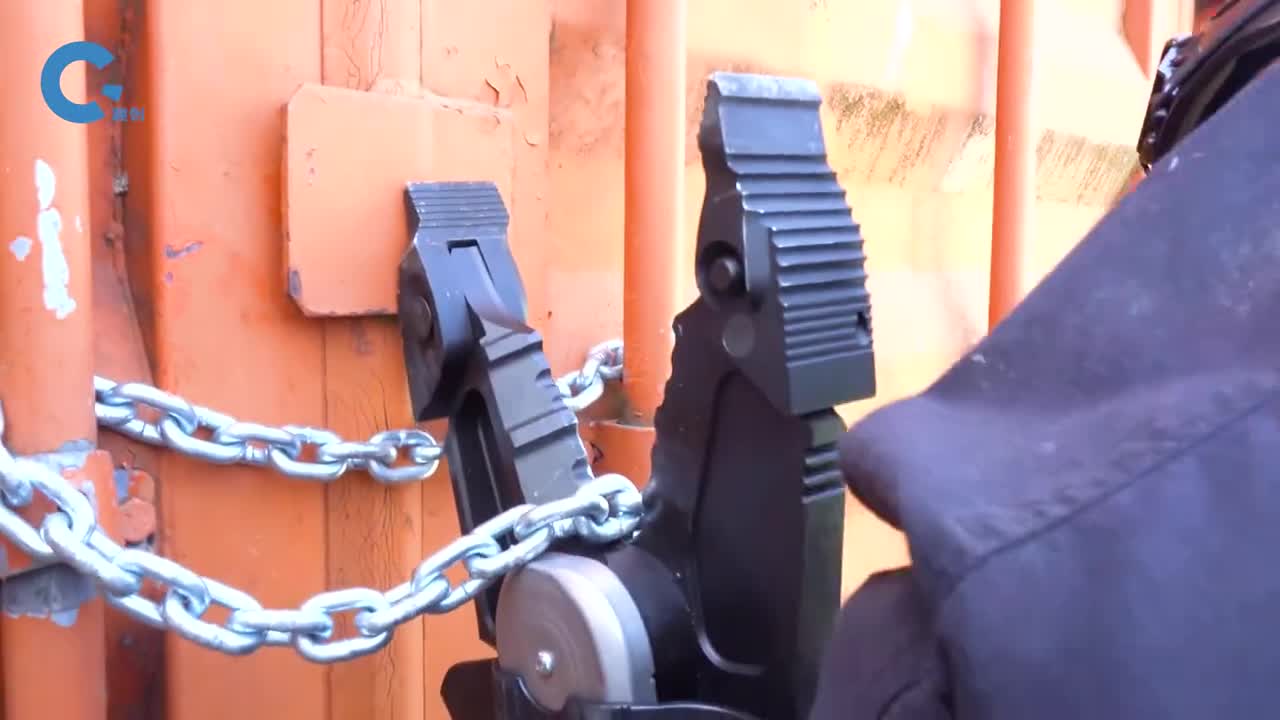 救援专用的液压钳子可轻松剪断钢筋还能当作千斤顶使用