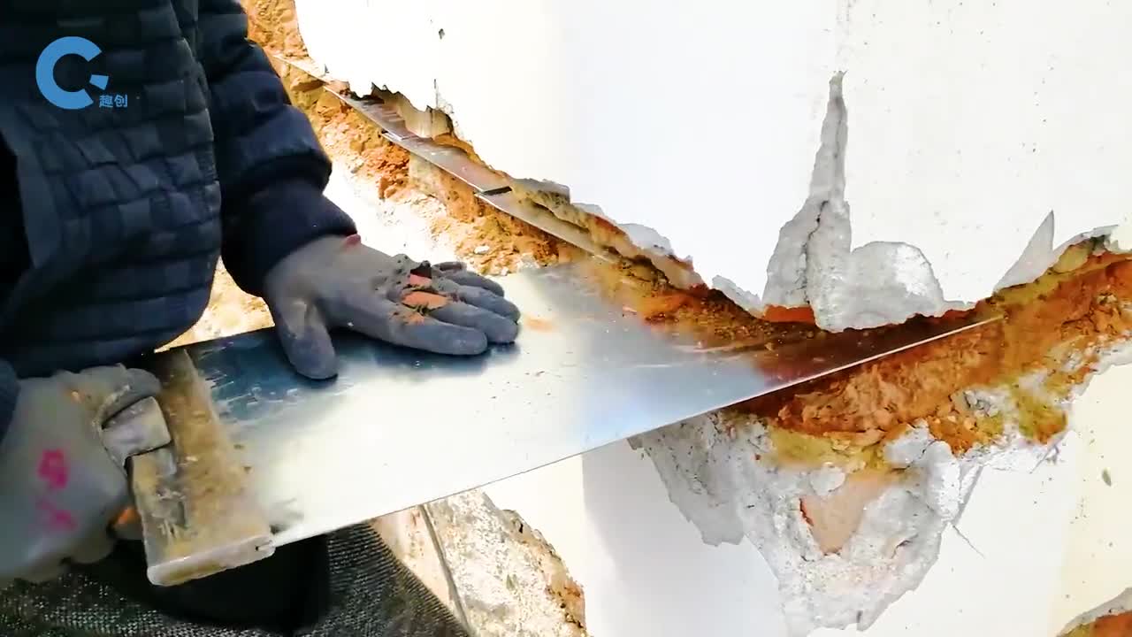 给砖墙强行塞入一排钢板阻挡地下水汽向上扩散防止墙体受潮