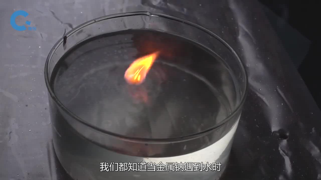 将2公斤的钠扔进湖里会怎样扔进湖里转头就跑场面太壮观了