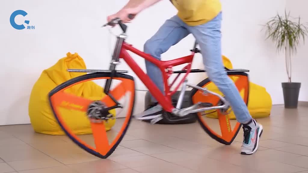 牛人发明三角形轮胎自行车能平稳行驶在公路上