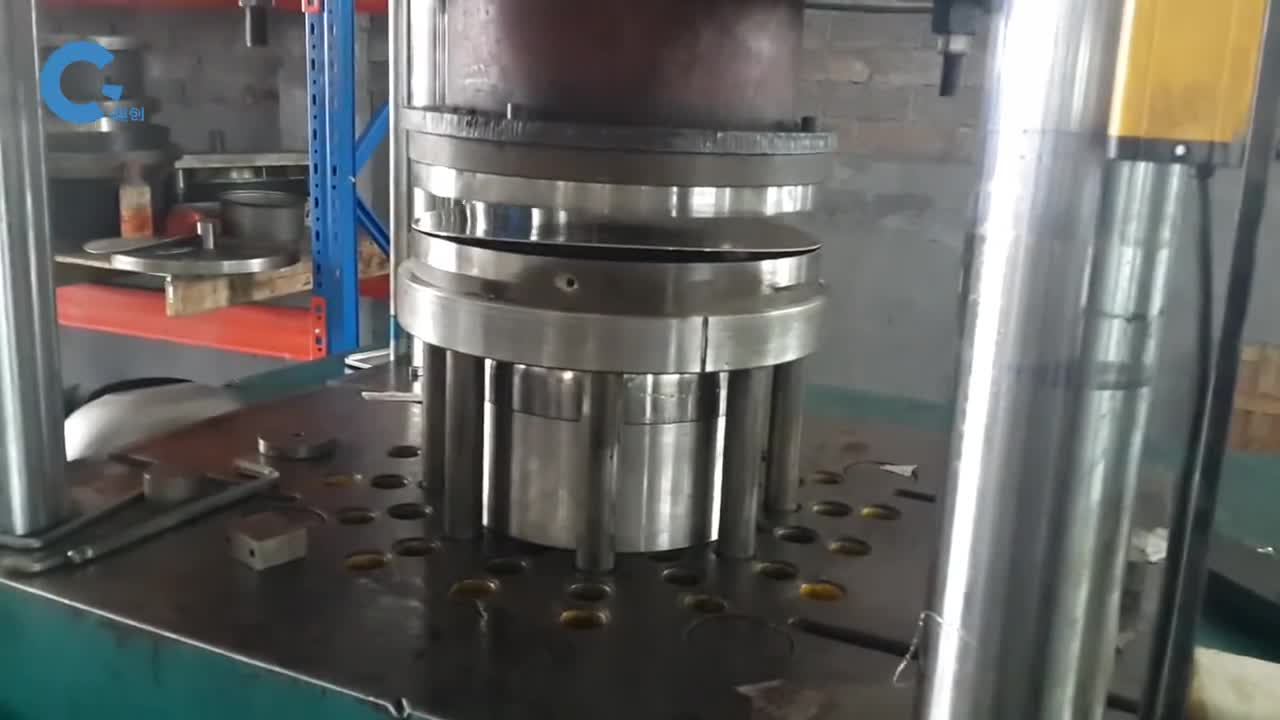 对准一张铁皮压下去一口大锅就被造了出来