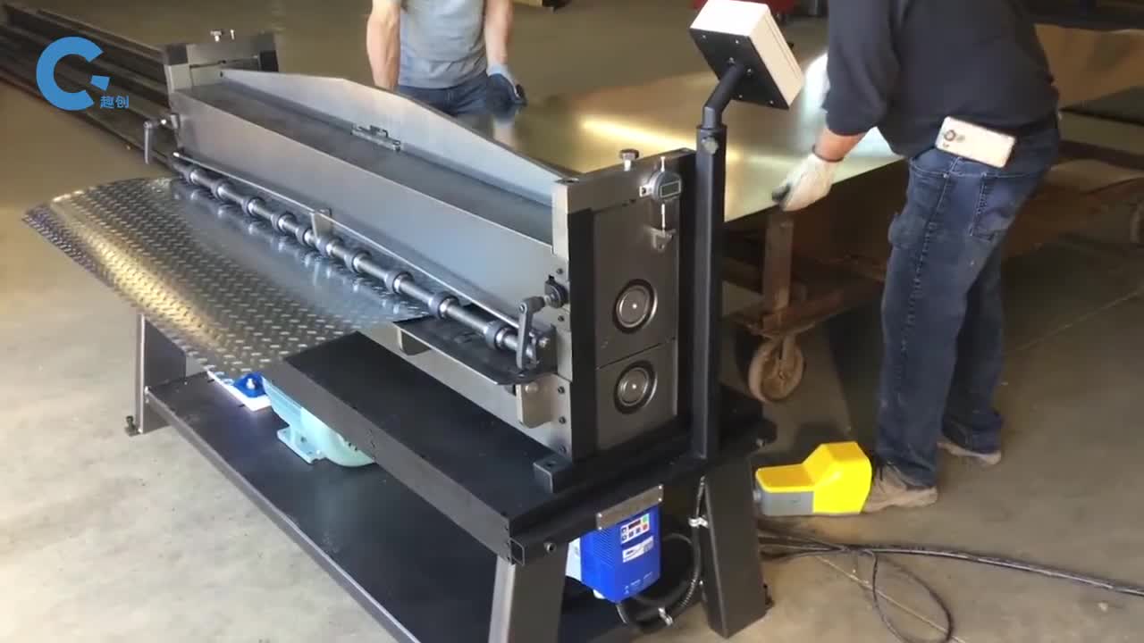 把钢板夹在模具里一滚表面就有了整齐的花纹