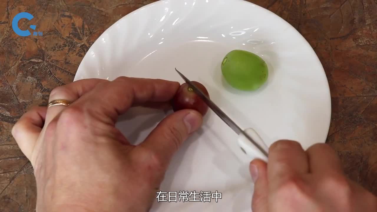 微波炉同时加热两颗葡萄会发生什么看加热状态就知道了